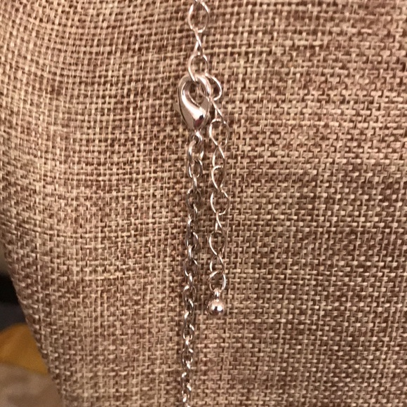 Silver-tone white flower and bead design necklace.  Very cute! - Picture 7 of 8